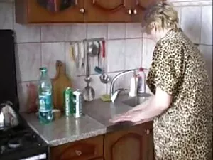 Blonde potelée suce  ...