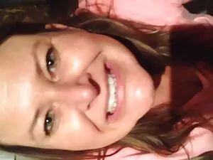 Brunette avec un bea ...